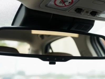 汽车内后视镜自动防眩目功能深度解析：夜间行车的“护眼守护者”