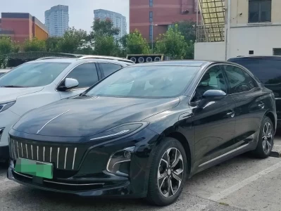 从“网约车神车”到800V科技旗舰：深度拆解红旗 E-QM5 与 EH7 的硬实力与选购逻辑