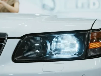 汽车大灯透镜是什么_揭秘车灯聚光原理与作用