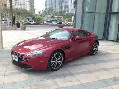 阿斯顿马丁V8 Vantage：200万级英伦跑车的优雅与狂野，入门即巅峰？