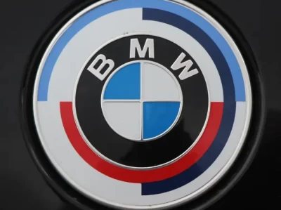 宝马标志图片_高清宝马标志设计含义及历史演变