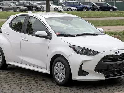 丰田Yaris雅力士：一款小型车的传奇之旅