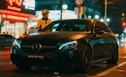 开着200万奔驰送外卖：是武汉“少爷”的作秀，还是一场真实的“人间历险”？