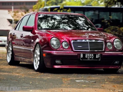 奔驰E320：一台被时代「除名」的V6，为何二手车商仍在偷偷囤货？