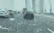 武汉过江大桥多车被冰柱砸中