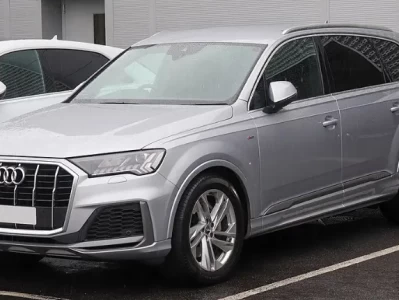 奥迪Q7加长版2025款深度指南：中国专属空间王者，60万起售值不值得入手？