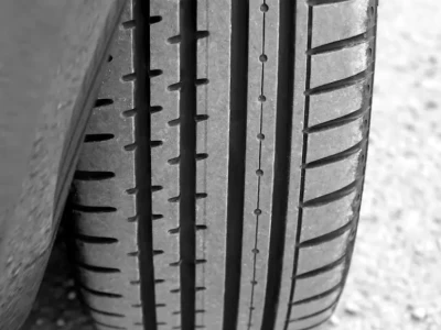 轮胎更换周期_行驶里程和使用年限哪个更重要