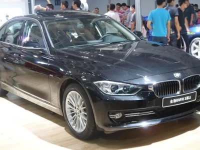 宝马3系Li深度解析：2024款加长轴距版的豪华驾趣与实用空间全攻略