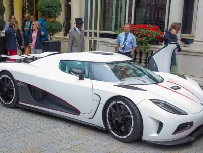 科尼赛克Agera R_对比Agera和One:1哪款更值得入手