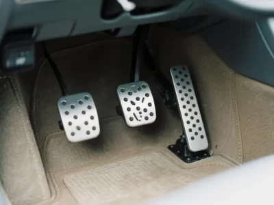 汽车的三个踏板分别是什么_详解离合、刹车和油门的作用