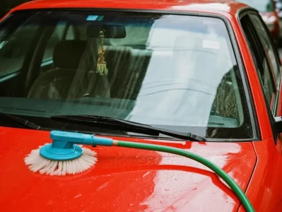 汽车玻璃用什么清洗_教你正确清洁车窗不留痕