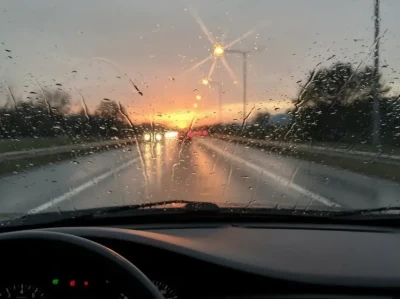 为什么你的汽车挡风玻璃内侧总有一层“洗不干净的油膜”？