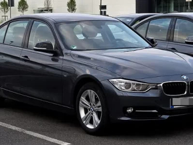 宝马320i怎么样_真实车主分享驾驶体验与优缺点