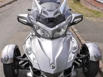 庞巴迪三轮摩托车_Can-Am系列独特驾驶体验全解析