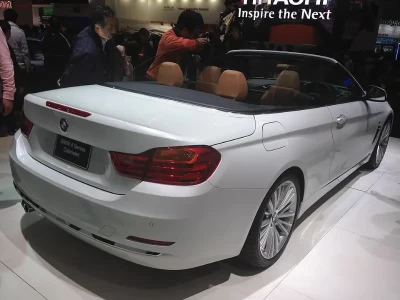 宝马4系硬顶敞篷跑车_豪华敞篷驾驶体验新选择