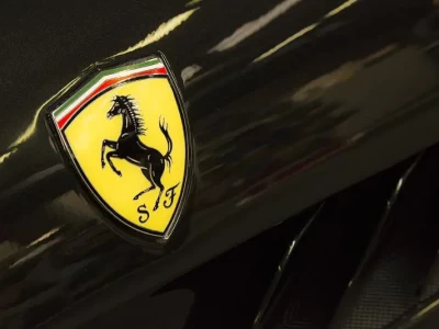 法拉利汽车标志_世界顶级跑车徽章背后的传奇故事