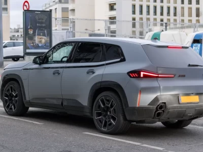 宝马XM混合动力超级SUV_644马力狂野设计与性能全面解析