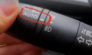 汽车自动头灯是什么意思_自动大灯功能详解与使用指南