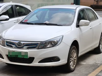 比亚迪e5低配版有蓝牙吗？老款纯电轿车配置深度解析与2026二手车指南