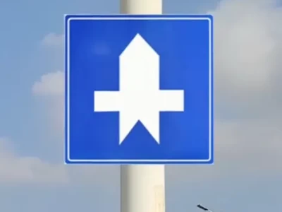 干路先行标志_交通标志中的干路先行是什么意思