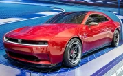 道奇 Charger 大变局：电动版“瘦身”，燃油版虽迟但到？