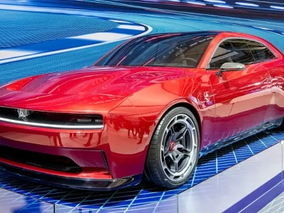 道奇 Charger 大变局：电动版“瘦身”，燃油版虽迟但到？