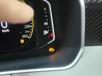 汽车发动机故障灯亮_黄灯警示的常见原因与处理方法