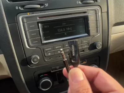 汽车上的AUX是什么意思_车载AUX接口功能详解