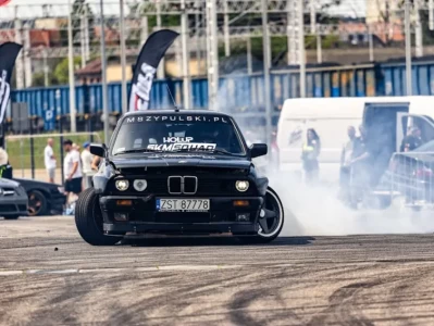 开车地板油是什么意思_老司机教你正确踩油门的方法