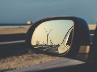 汽车后视镜是什么镜_揭秘汽车后视镜的材质与原理