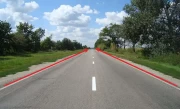 路肩是什么意思_开车新手必知的道路边缘区域解析