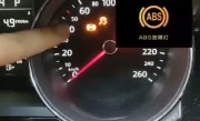 ABS故障灯亮了怎么办_8个自己动手排查与修复的实用技巧