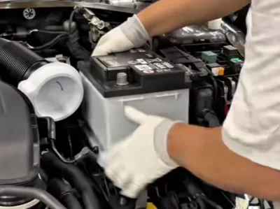 汽车电瓶更换教程_自己动手更换汽车电瓶全攻略