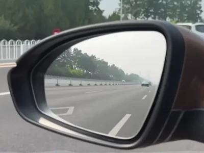 后视镜调到什么位置合适_新手司机必学的后视镜调节技巧