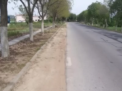 什么是“土路肩”？不仅仅是路边的泥巴，它是公路的“软甲”