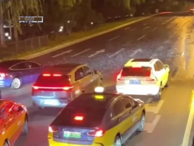 冰雹突袭，桥下停车避险：是明哲保身还是“堵”添烦恼？