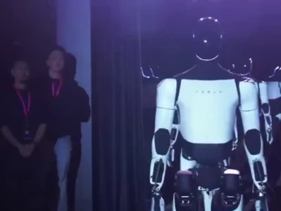 马斯克豪赌“25万亿美元”未来：特斯拉Optimus三代即将亮相，是从车企到机器人巨头的生死一跃？