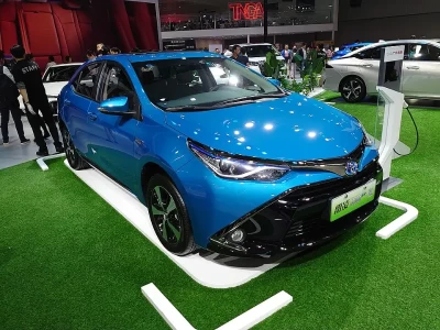 丰田雷凌双擎_油电混动版价格与性能全面解析