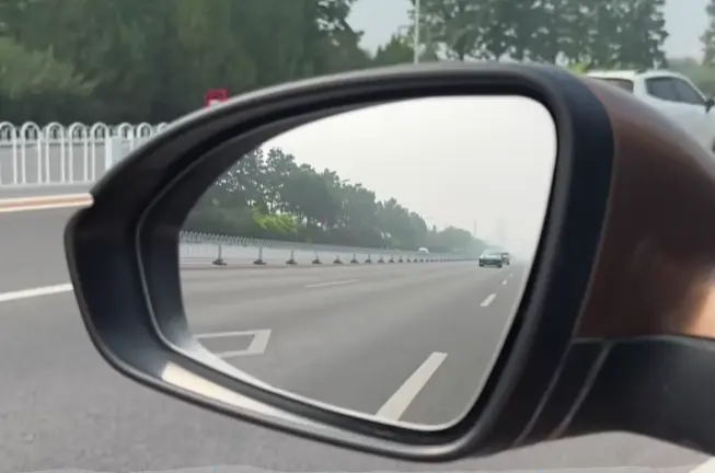 后视镜调到什么位置合适_新手司机必学的后视镜调节技巧 第1张
