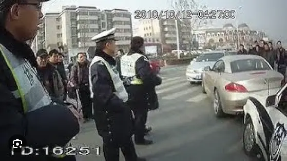 郑州无牌宝马z4_女司机驾驶无牌豪车引热议 第1张
