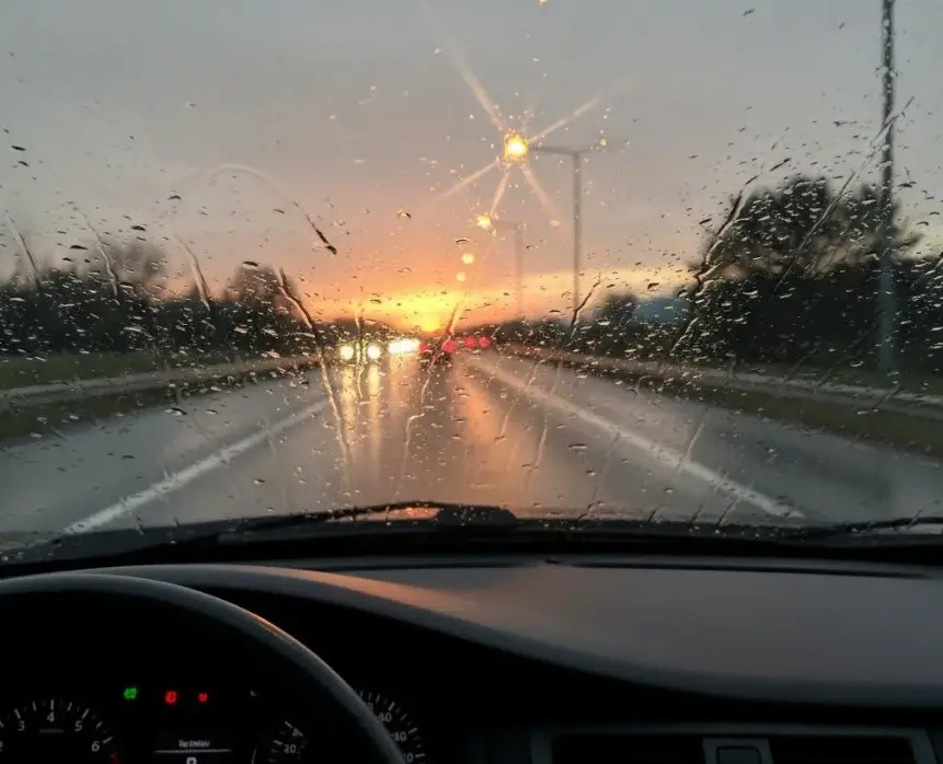 为什么你的汽车挡风玻璃内侧总有一层“洗不干净的油膜”？