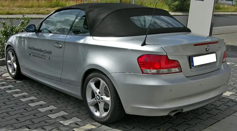 自由的呼吸:宝马120i敞篷轿跑车深度全解析 第3张 自由的呼吸:宝马120i敞篷轿跑车深度全解析 第3张