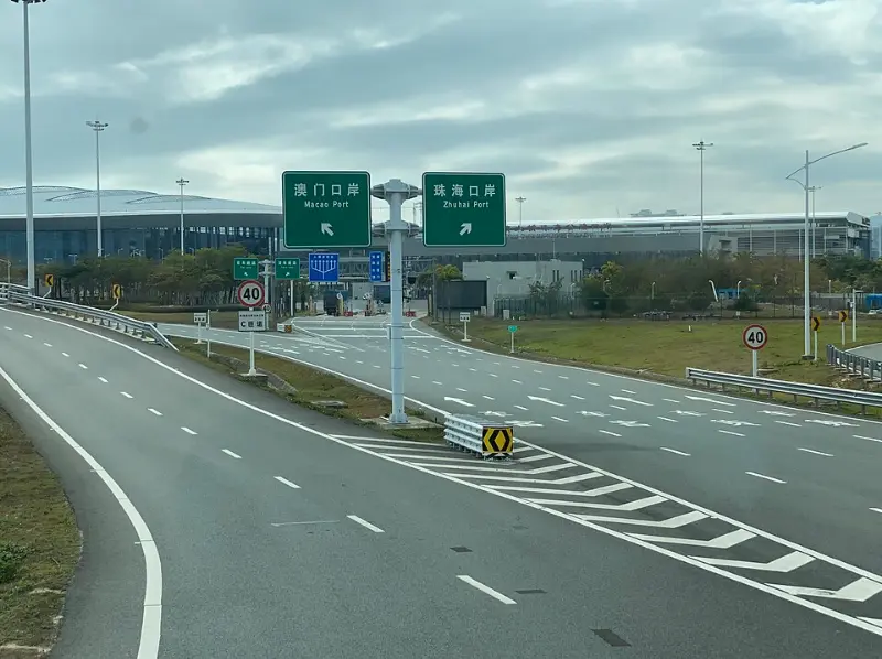 高速公路匝道详解：类型图片、安全驾驶技巧及设计指南