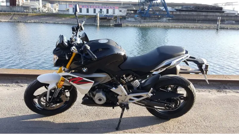 蓝天白云下的骑士信仰：宝马摩托车 (BMW Motorrad) 深度入坑指南与全系解析 第5张