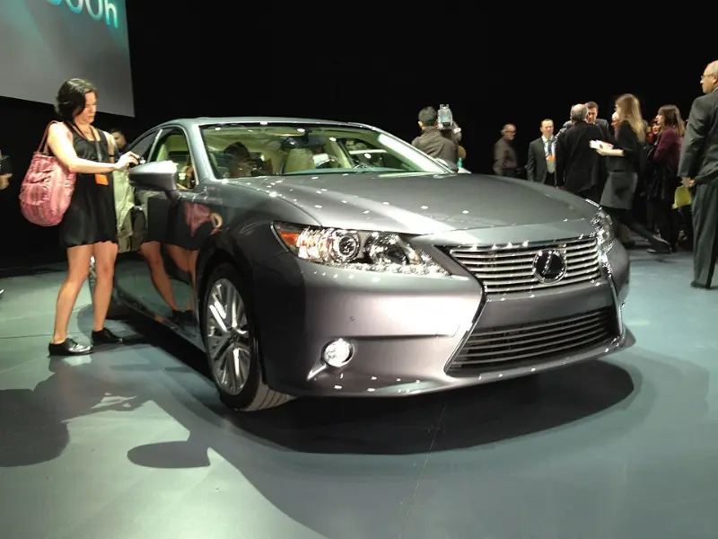 2025雷克萨斯ES300h最新报价详解：豪华混动轿车性价比如何？ 第2张