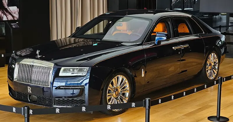 劳斯莱斯加长版落地要多少钱？2025最新报价与选配“潜规则”大揭秘 第1张