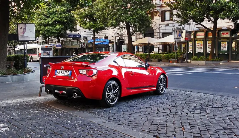 丰田GT86全方位指南：从“秋名山神话”到现实中的漂移神器 第2张