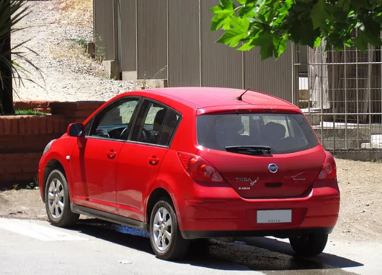 尼桑骐达汽车全面指南：历史、性能与优缺点详解 第3张