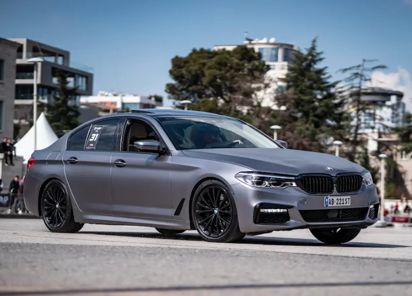 2025年宝马5系首付多少钱？详解分期方案与购车成本 第3张