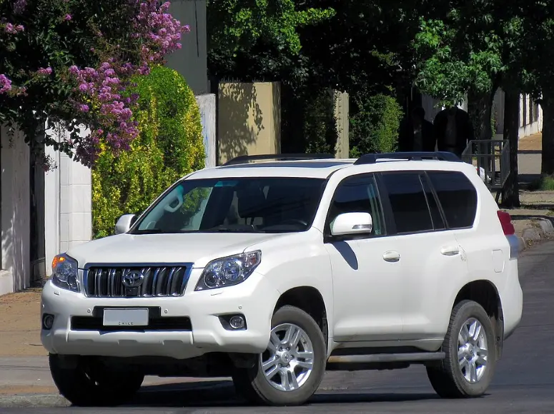 丰田普拉多中东版：硬派越野的平行进口之选，配置丰富但需注意合规与售后 第1张